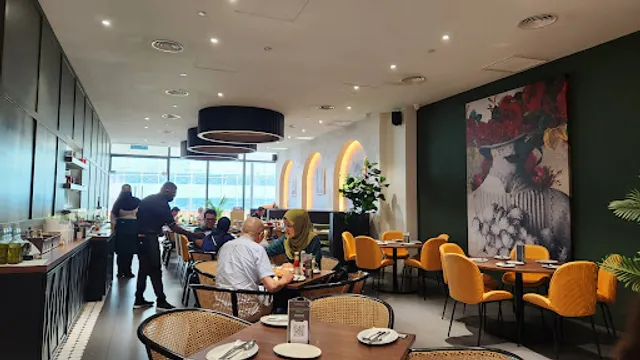 Italiannies Central i-City