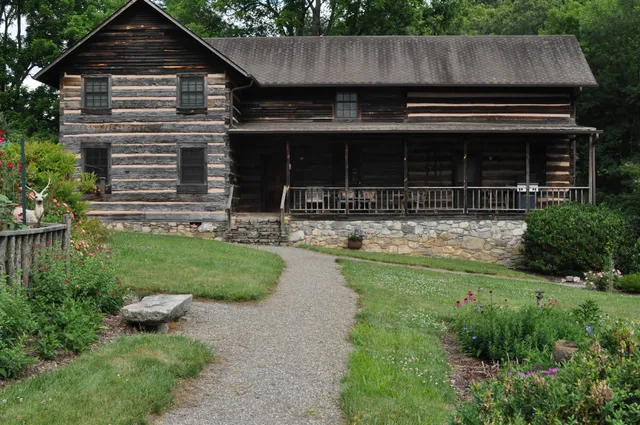 21 Old Mill Lane - 1850s Log Cabin Holiday Home