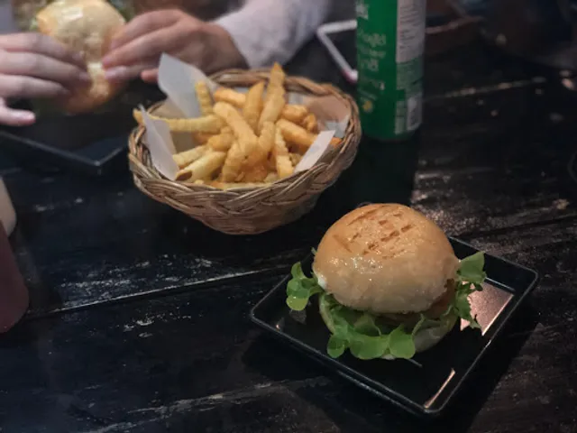 CHARMM : BISTRO & GALLERY