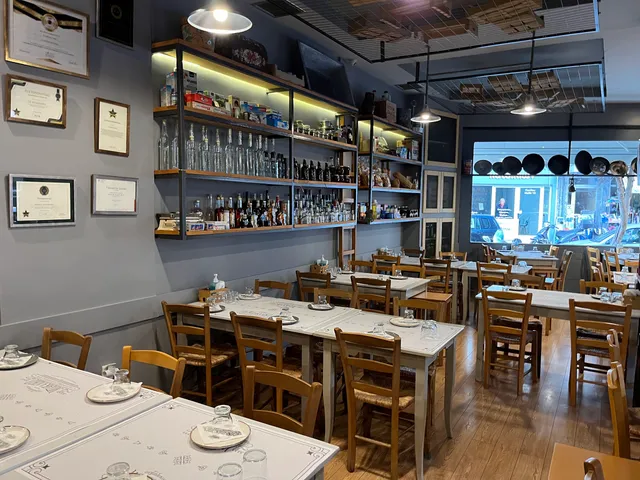 Ουζάδικον Το Μπακάλικον