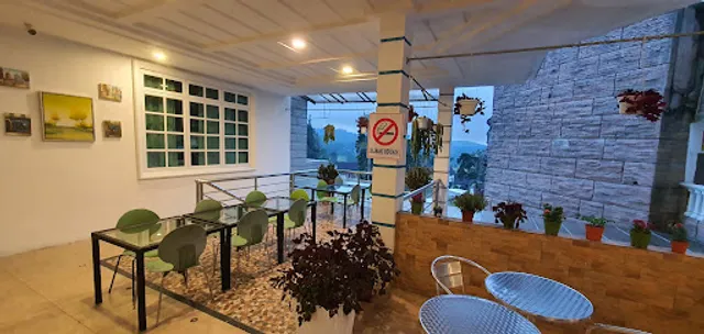 The English Coffee House (2th Floor Smurf Inn home stay)