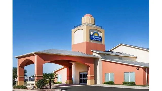 Days Inn & Suites by Wyndham Marquez