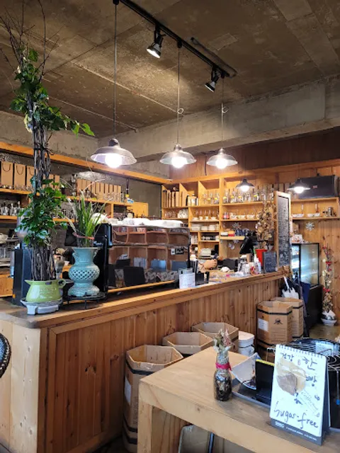 산과 산 사이 커피로드