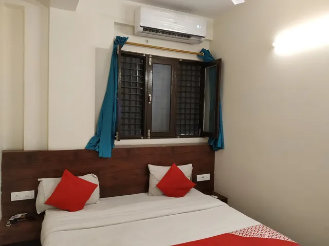 OYO 19824 Hotel Doon Palace