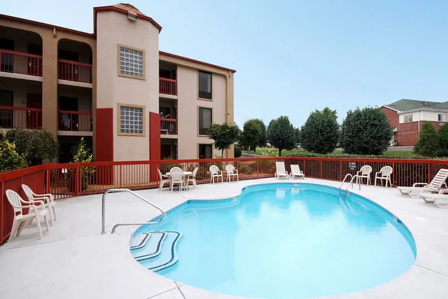 Rodeway Inn & Suites Clarksville near Governors Square Mall