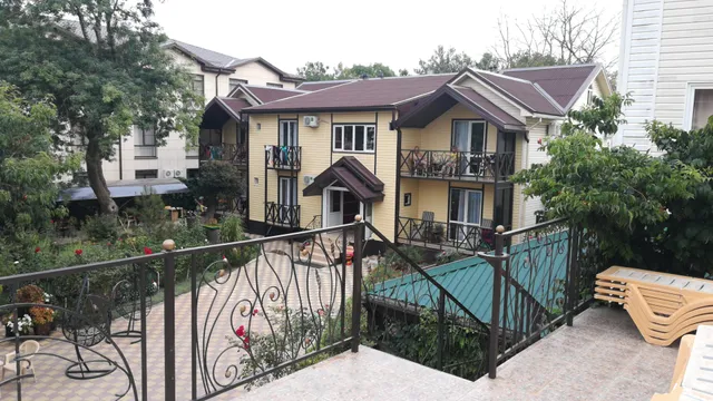 Postoyalyy Dvor, Otel'