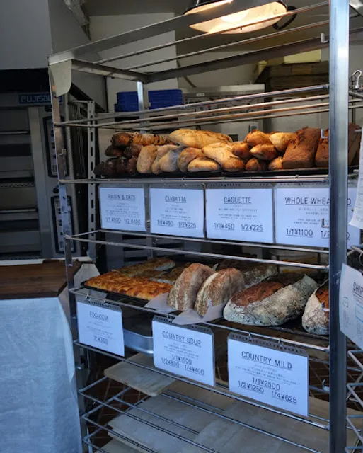 OKUZOE SEIPAN (奥添製パン）