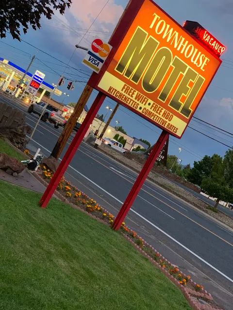 Townhouse Inn & Suites