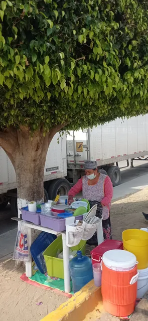 Tacos chela. Ofrece tacos blandos de guisados muy ricos mas tacos dorados y tostadas