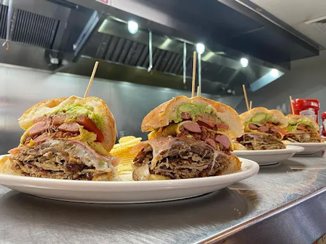 Los Reyes De La Torta