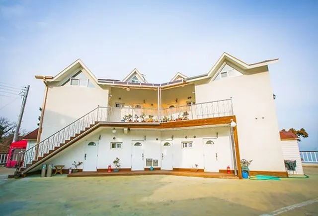 Geoje Beach White Pension