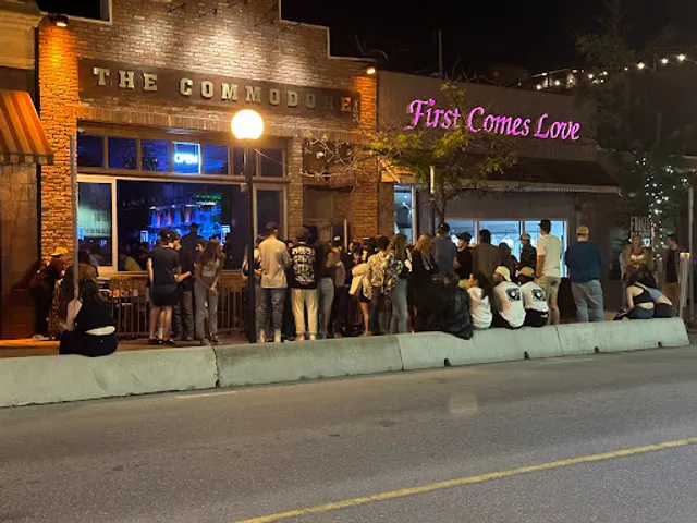 Commodore Grand Cafe & Lounge