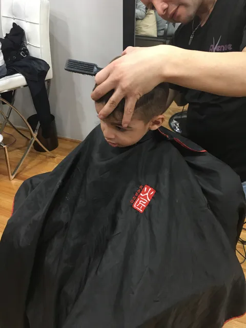 Avenue Clips by Sandro, full services hair salón, bring one of your friends get 50% off