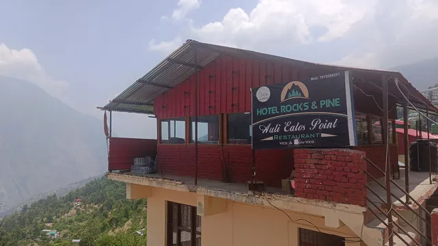 Rock's and Pine Hotel