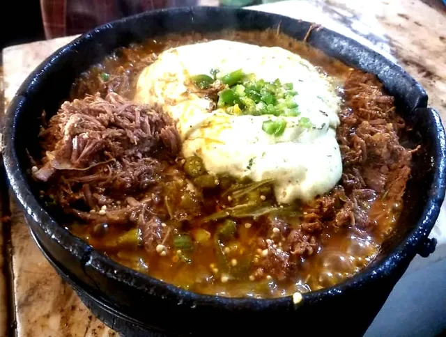 مطعم الصنعاني للسلتة والفحسة الشعبية واللحم الحنيذ