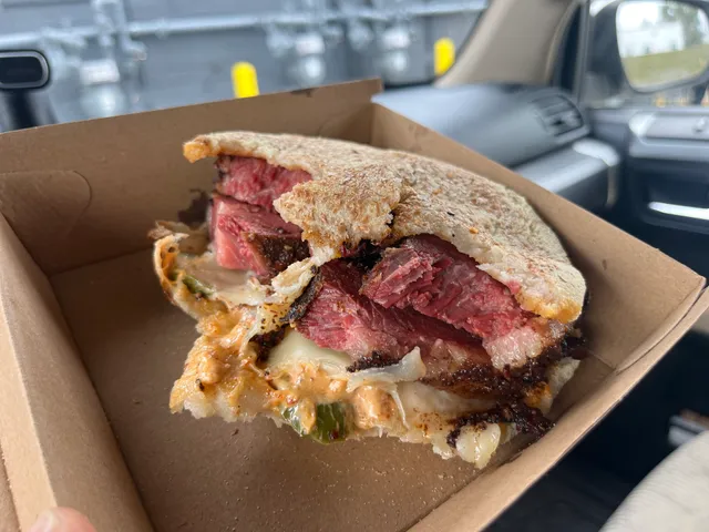 III Mas Bakery & Deli