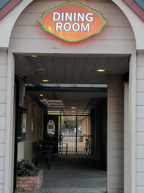 Hindquarter Bar & Grille