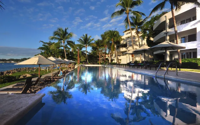 Infiniti Blu Luxury Ocean Front Condos