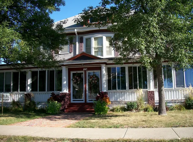 Prairie House Manor Bed & Breakfast