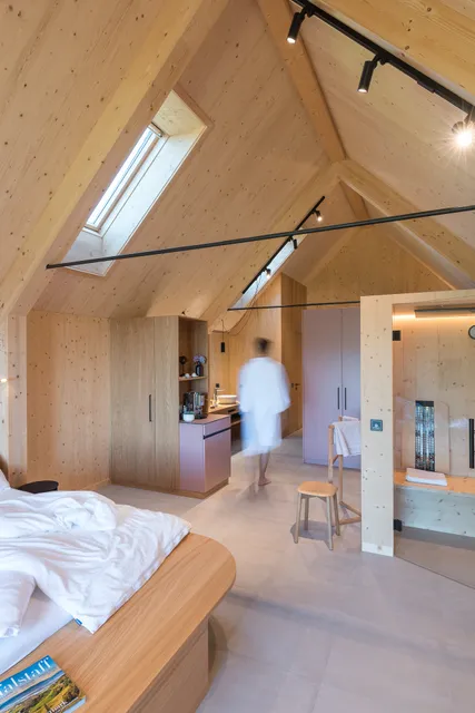 SCHILCHERLANDLEBEN - Hochgrail