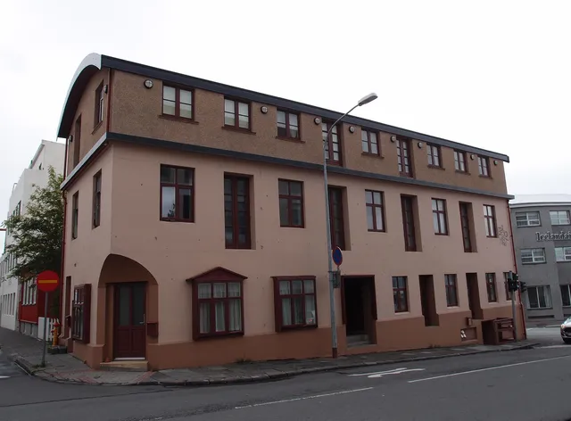 Three Sisters Studio Apartments