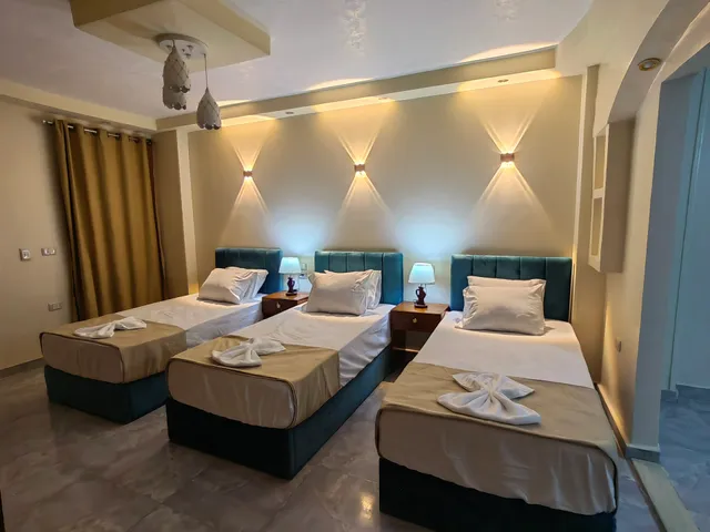 Gem & pyramids Front