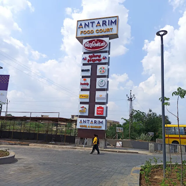 La Milano Pizzeria | on Bharuch Highway | Pizza and Garlic Breads | Pasta