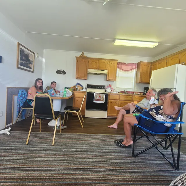 R & R's Lakvue Cottages