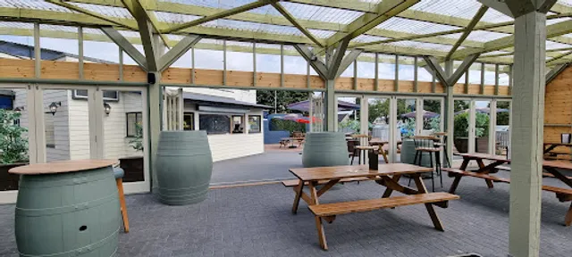 HUGO'S Bar & Pavilion