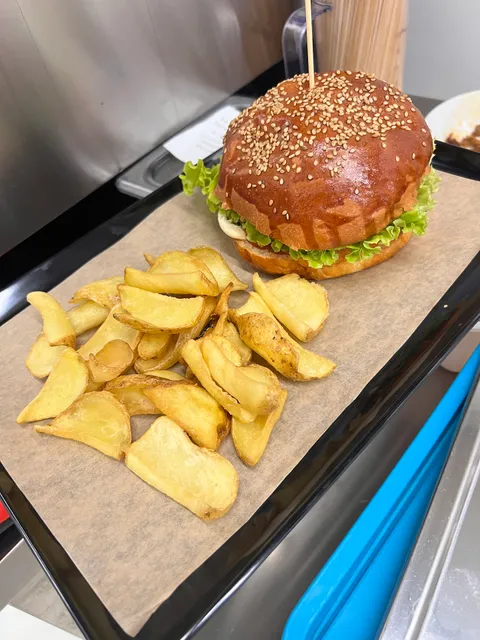 Squisito Piada Cassoni e Hamburger