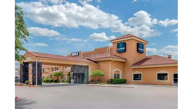 Clarion Inn & Suites DFW North