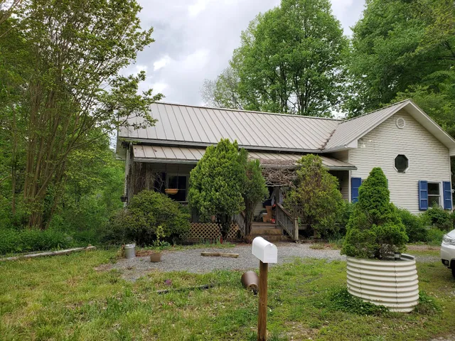 Rambling Roots Hostel