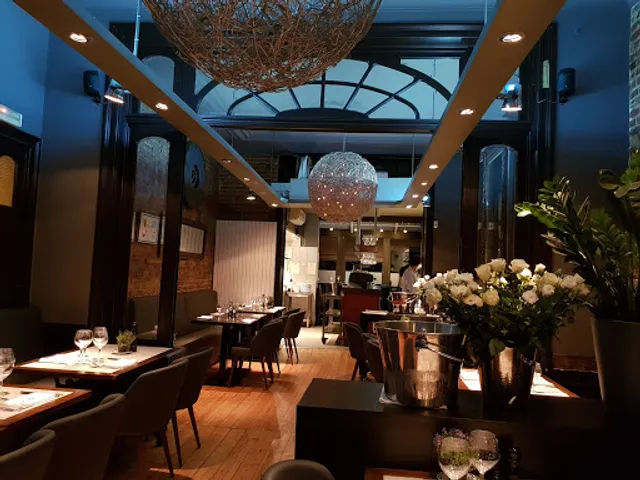 Les Uns avec les Hôtes