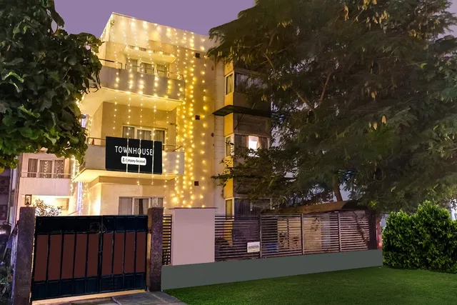 Super Townhouse Oak Sector 25 Gurgaon