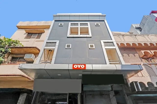 OYO Flagship Hotel Sun Inn Near Sahara Ganj Mall