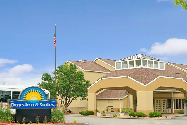 Days Inn & Suites by Wyndham St. Louis/Westport Plaza