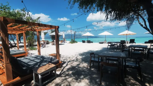 Mowie’s Gili Air – Beachfront Restaurant & Boutique Resort