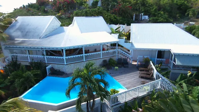 Les Néréides : Villa avec piscine en Guadeloupe, villa grande capacité, avec jardin, en bord de mer à Le Moule, Guadeloupe