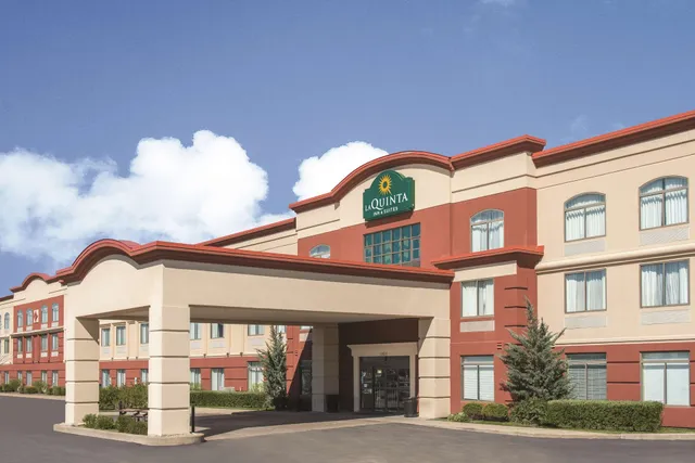La Quinta Inn & Suites by Wyndham St Louis Airport-Riverport
