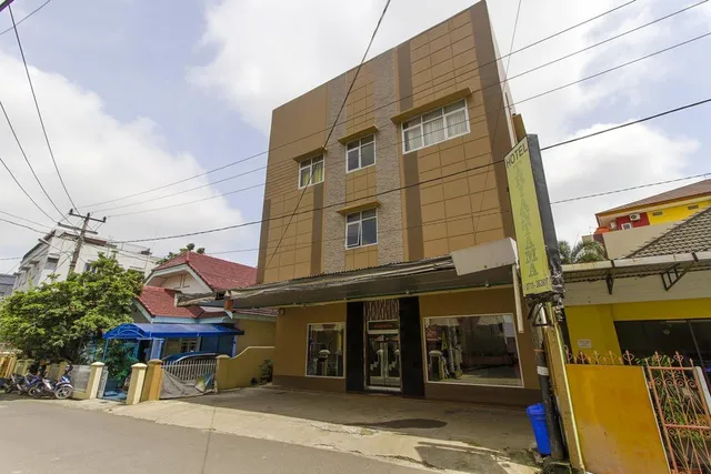 RedDoorz Plus near Palembang Trade Center 2