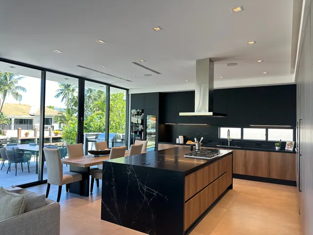 Veneta Cucine Doral by Plaza Design Furniture