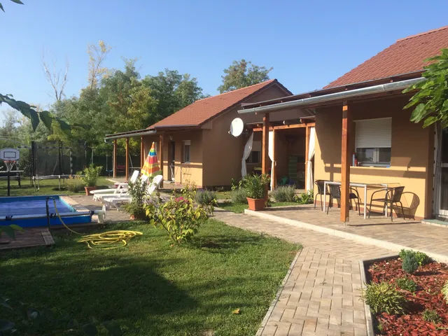 Kökszi Beach Nyaralóházak