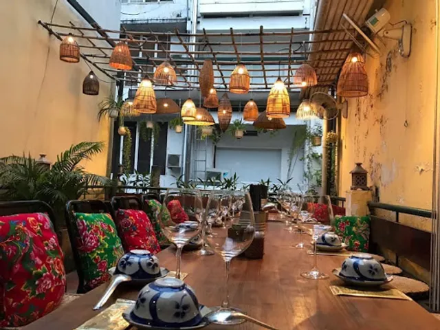 Nhà Tú - Việt Nam Restaurant