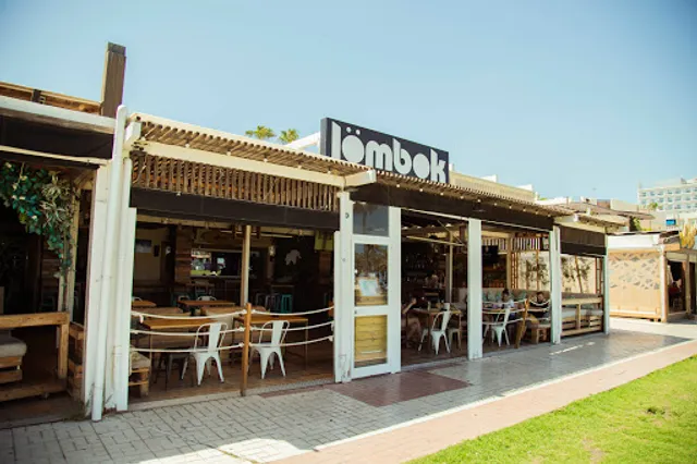 Lombok food + drinks + club