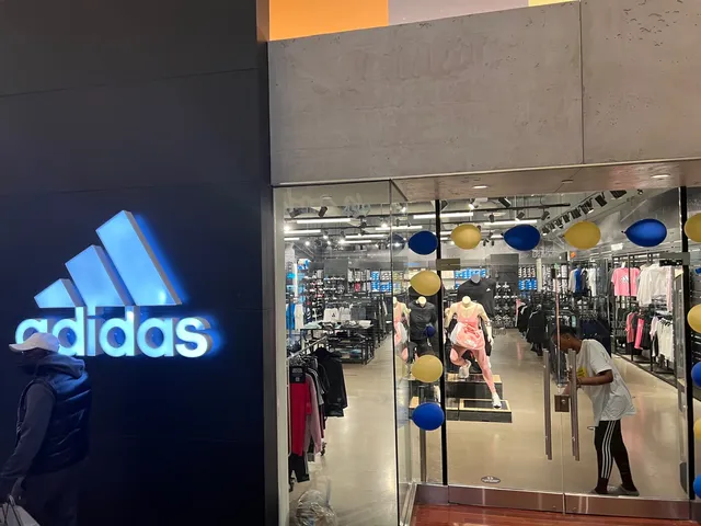 adidas Outlet Store Concord, Vaughan Mills Shopping Center