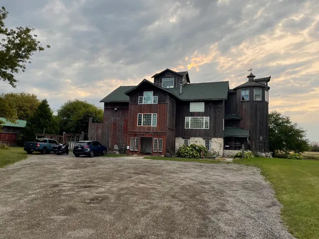 Cornerstone Antiques & Lodging