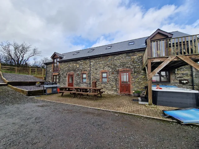 Llwynywynau Isaf Barn