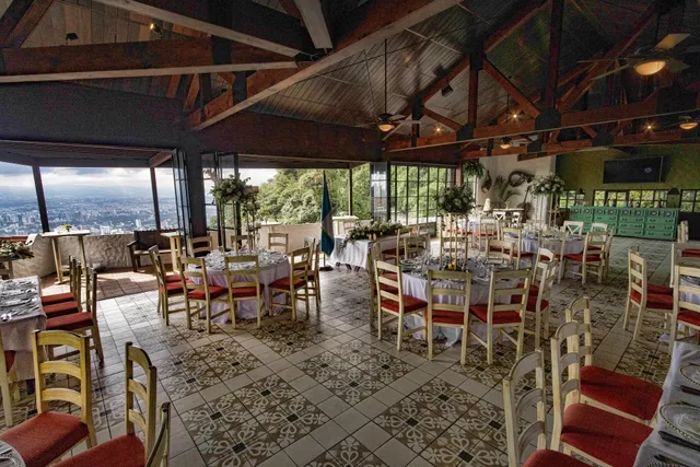 Portal del Ángel • Carretera a El Salvador