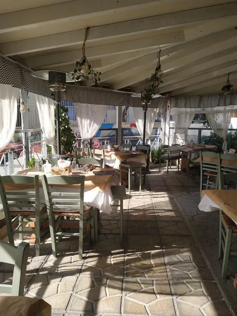 ΤΟ ΣΤΕΚΙ ΤΗΣ ΝΙΚΟΛΕΤΑΣ