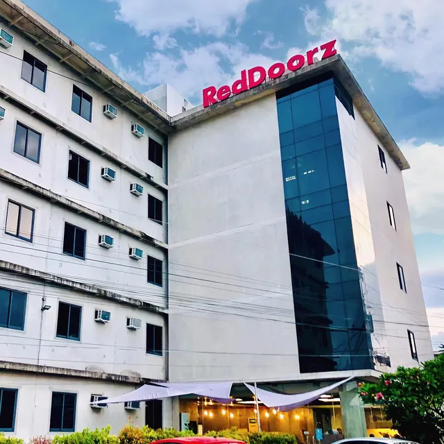 RedDoorz @ Insular Square Mandaue City